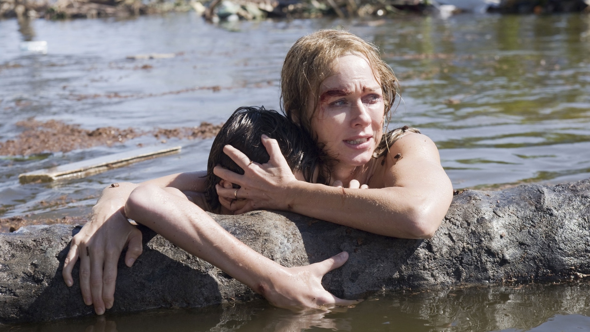 19.dez.2012 - Cena do filme "O Impossível", estrelado por Ewan McGregor e Naomi Watts, que reconta o drama vivido por uma família em férias na Tailândia durante o tsunami devastador de 2004 na região - Divulgação