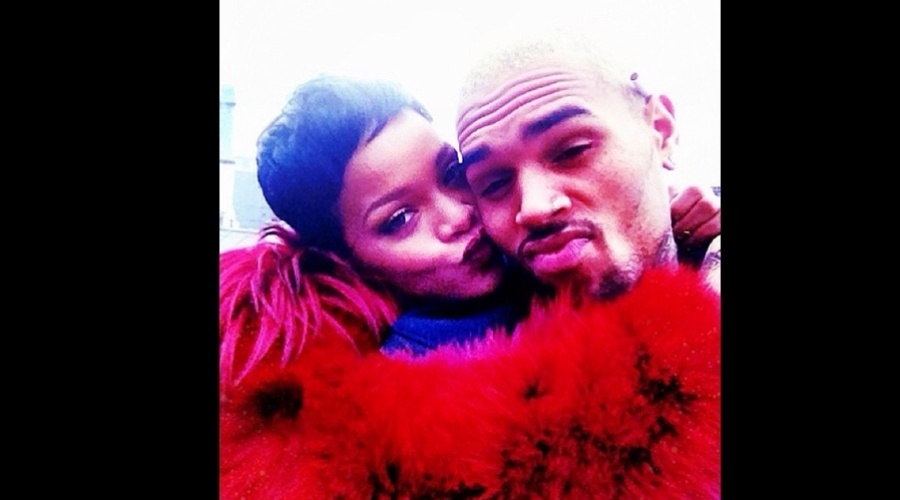 19.dez.2012 - Chris Brown divulgou uma imagem onde aparece recebendo um beijo de Rihanna. Após ser agredida pelo ex-namorado, eles reataram a amizade