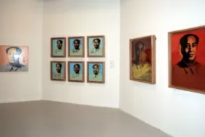 Foto do Museu de Arte de Hong Kong com retratos do ex-líder chinês Mao Tsé-Tung, que fazem parte da exposição "The Andy Warhol: 15 minutes Eternal exhibition" - AFP PHOTO / Hong Kong Museum of Art