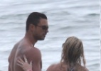 Gustavo Salyer troca beijos com loira em praia do Rio - AgNews