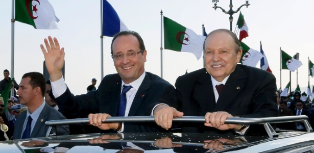 O presidente da Argélia, Abdelaziz Bouteflika (à dir.), ao lado do presidente  François Hollande durante visita do francês à Argélia em 2012 - Philippe Wojazer/AFP Photo