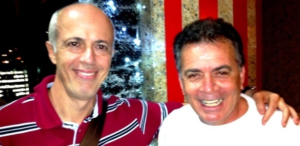 Wallim Vasconcellos (E), vice de futebol, sorri com diretor Paulo Pelaipe após reunião - Pedro Ivo Almeida/UOL