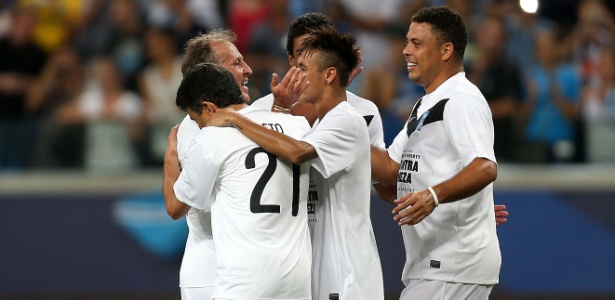 Bebeto, Neymar comemoram gol com Zico e Ronaldo Nazário Jogo Contra a Pobreza - Jefferson Bernardes/Preview.com