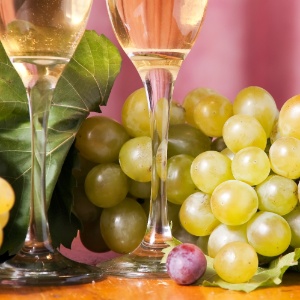 "Coma três uvas na passagem do ano, fazendo um pedido para cada fruta", indica João Bidu - Thinkstock