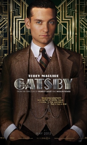 Tobey Maguire, que interpreta Nick Carraway, ilustra um dos cartazes do filme "O Grande Gatsby" de Baz Luhrmann.  A história é baseada no livro de F. Scott Fitzgerald e retrata com melancolia o auge do jazz - Divulgação / Warner
