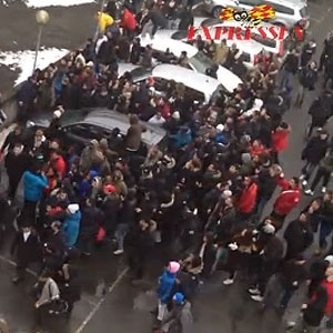 Tumulto em frente à escola de Gotemburgo; cerca de 6.000 seguiram a conta anônima no Instagram - Reprodução/GT Expressen 