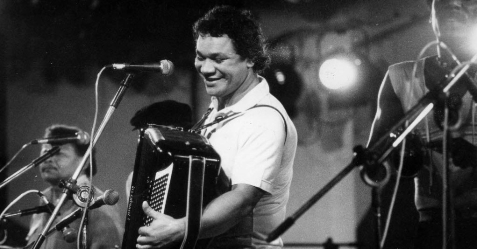 01.fev.82 - O músico e cantor Dominguinhos durante apresentação no "Festival de Verão do Guarujá" - Álvaro da Costa/Folhapress