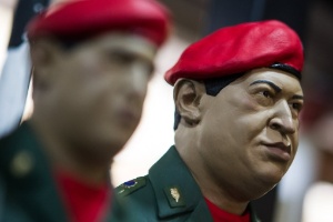 Bonecos do presidente venezuelano, Hugo Chávez, são vendidos em uma loja de presentes no centro de Caracas, na Venezuela