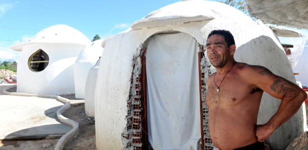 O colombiano Julio Álvares veio para Alto Paraíso, em Goiás, com a expectativa de sobreviver ao fim do mundo; na foto, os chalés que ele construiu para se refugiar - Evaristo Sa/AFP
