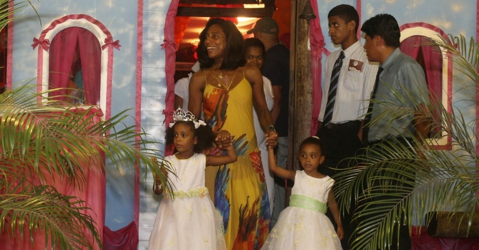 20.dez.2012 - Glória Maria celebrou o aniversário das filhas Laura (esq.) e Maria (dir.) em uma casa de festas na zona oeste do Rio. Laura completou quatro anos e Maria, cinco