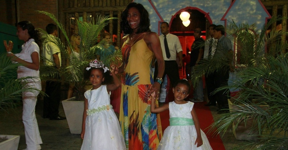 20.dez.2012 - Glória Maria celebrou o aniversário das filhas Laura (esq.) e Maria (dir.) em uma casa de festas na zona oeste do Rio. Laura completou quatro anos e Maria, cinco