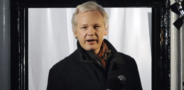 20.dez.2012 - O fundador do WikiLeaks, Julian Assange, faz discurso da janela da Embaixada do Equador em Londres, no Reino Unido, no dia em que completa seis meses de seu refúgio na embaixada para evitar a extradição para a Suécia - Andy Rain/EFE 