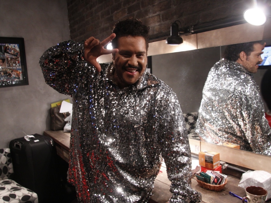 20.dez.2012 - Tiago Abravanel nos bastidores do musical "Tim Maia - Vale Tudo", no Theatro NetRio, em Copacabana, Rio de Janeiro. O espetáculo sobre o "síndico" da música brasileira comemora 300 apresentações. Com texto de Nelson Motta e direção de João Fonseca, o musical, de duas horas e quarenta minutos de duração, conta de maneira irreverente a trajetória de Tim Maia desde a infância pobre na Tijuca até sua consagração. - Felipe Assumpção/AgNews