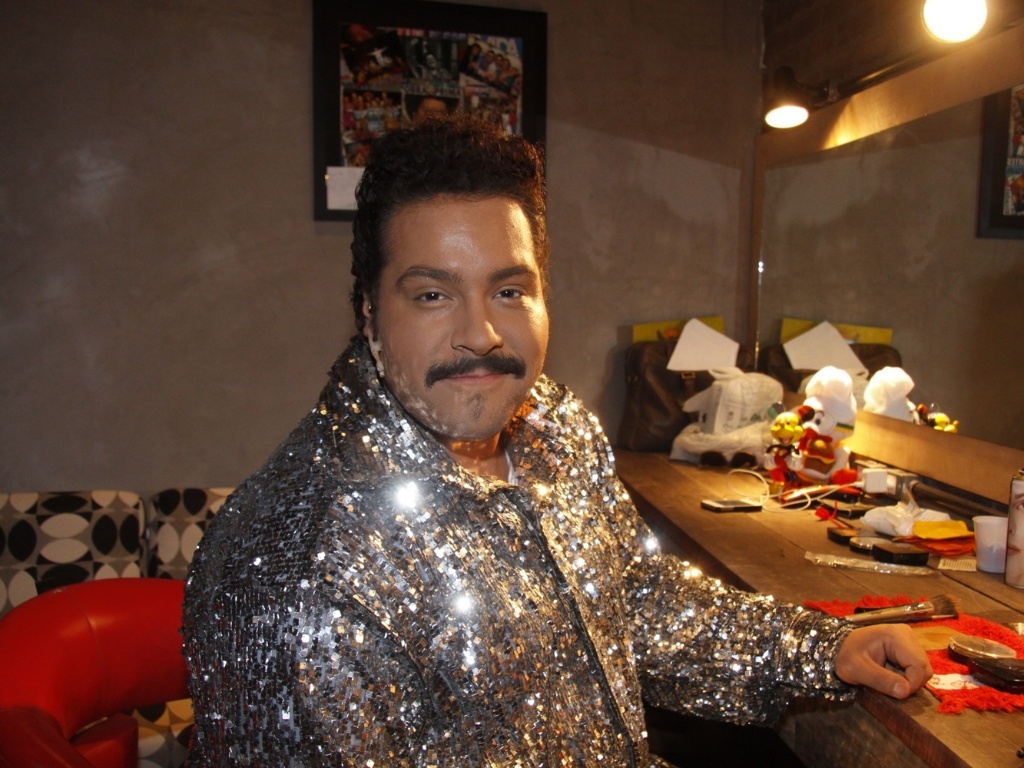 20.dez.2012 - Tiago Abravanel nos bastidores do musical "Tim Maia - Vale Tudo", no Theatro NetRio, em Copacabana, Rio de Janeiro. O espetáculo sobre o "síndico" da música brasileira comemora 300 apresentações. Tiago Abravanel, que reveza com Danilo Tim no papel principal, tem aproveitado as folgas nas gravações da novela "Salve Jorge" para encarnar o cantor. - Felipe Assumpção/AgNews