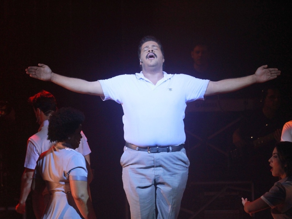 20.dez.2012 - Tiago Abravanel se apresenta no musical "Tim Maia - Vale Tudo", no Theatro NetRio, em Copacabana, Rio de Janeiro. O espetáculo sobre o "síndico" da música brasileira comemora 300 apresentações. Tiago Abravanel, que reveza com Danilo Tim no papel principal, tem aproveitado as folgas nas gravações da novela "Salve Jorge" para encarnar o cantor - Raphael Mesquita/Foto Rio News