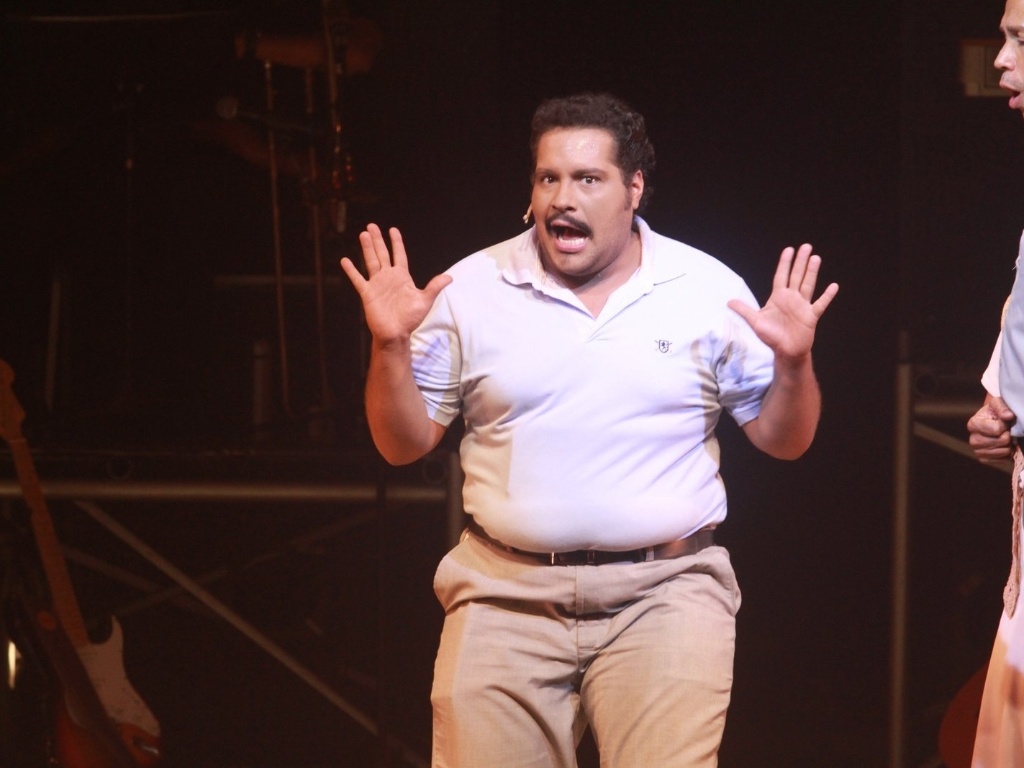 20.dez.2012 - Tiago Abravanel se apresenta no musical "Tim Maia - Vale Tudo", no Theatro NetRio, em Copacabana, Rio de Janeiro. O espetáculo sobre o "síndico" da música brasileira comemora 300 apresentações. Tiago Abravanel, que reveza com Danilo Tim no papel principal, tem aproveitado as folgas nas gravações da novela "Salve Jorge" para encarnar o cantor - Raphael Mesquita/Foto Rio News