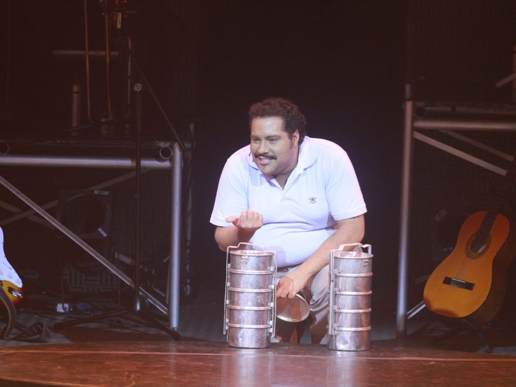 20.dez.2012 - Tiago Abravanel se apresenta no musical "Tim Maia - Vale Tudo", no Theatro NetRio, em Copacabana, Rio de Janeiro. O espetáculo sobre o "síndico" da música brasileira comemora 300 apresentações. Com texto de Nelson Motta e direção de João Fonseca, o musical, de duas horas e quarenta minutos de duração, conta de maneira irreverente a trajetória de Tim Maia desde a infância pobre na Tijuca até sua consagração - Raphael Mesquita/Foto Rio News