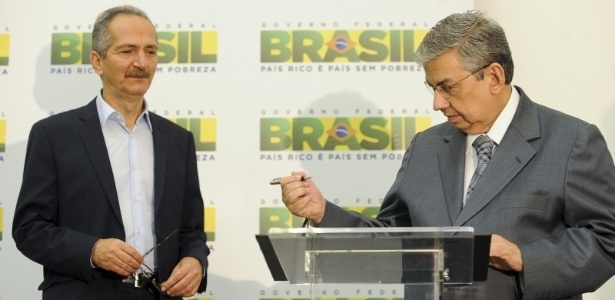 Os Ministros Aldo Rebelo (e.), do Esporte, e Garibaldi Alves, da Previdência Social assinam portaria