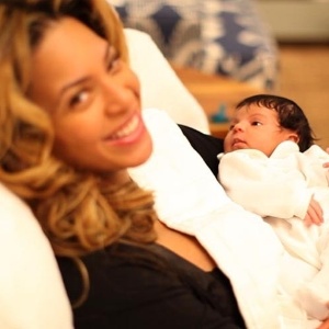 Beyoncé posa com a filha Blue Ivy, fruto de seu casamento com o rapper Jay-Z