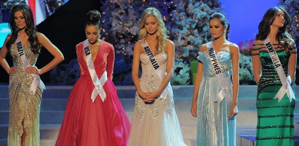 Cinco finalistas do Miss Universo 2012 fazem um minuto de silêncio em homenagem às vítimas de Newtown - Joe Klamar/AFP