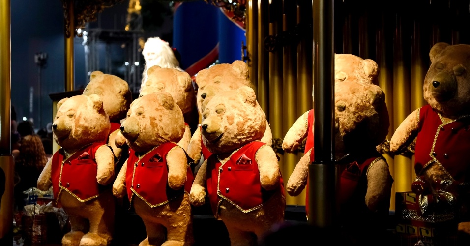 Em frente ao número 1.811 da avenida Paulista, Papai Noel toca órgão , enquanto dez ursinhos de pelúcia ao lado de um coral humano entoam canções mexendo os olhos, boca e balançando o corpo ao ritmo da música natalina.