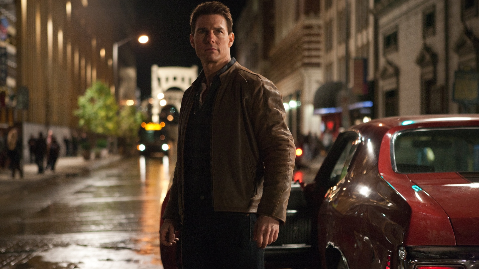 Jack Reacher (Cruise) é um ex-militar que passa a viver como andarilho. Na trama do filme, ele descansa em uma praia de Miami quando é chamado para resolver um caso mal explicado em Indiana, depois que um atirador é preso por matar cinco pessoas - Divulgação/Paramount