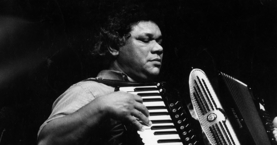 Dominguinhos, com seis anos de idade, aprendeu a tocar sanfona e ia a feiras livres para arrecadar dinheiro - Niels Andreas/Folhapress