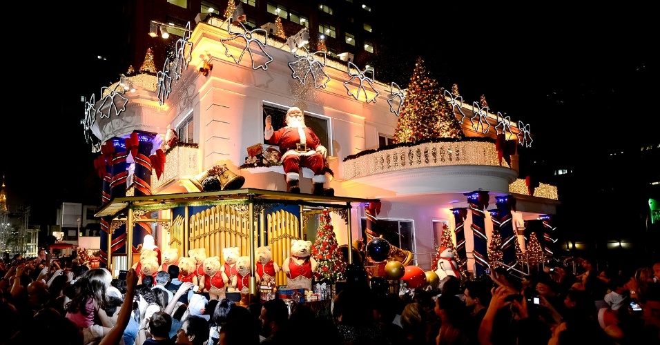 Renas, bonecos de neve, bolas, presentes e um outro Papai Noel no trenó compõem a decoração imponente ao redor da fachada do edifício do antigo BankBoston