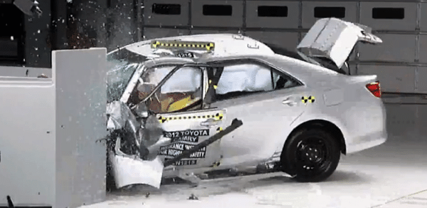 Toyota Camry: roda invade a cabine, teto enverga e volante sai do eixo num massacre ao ocupante - Reprodução