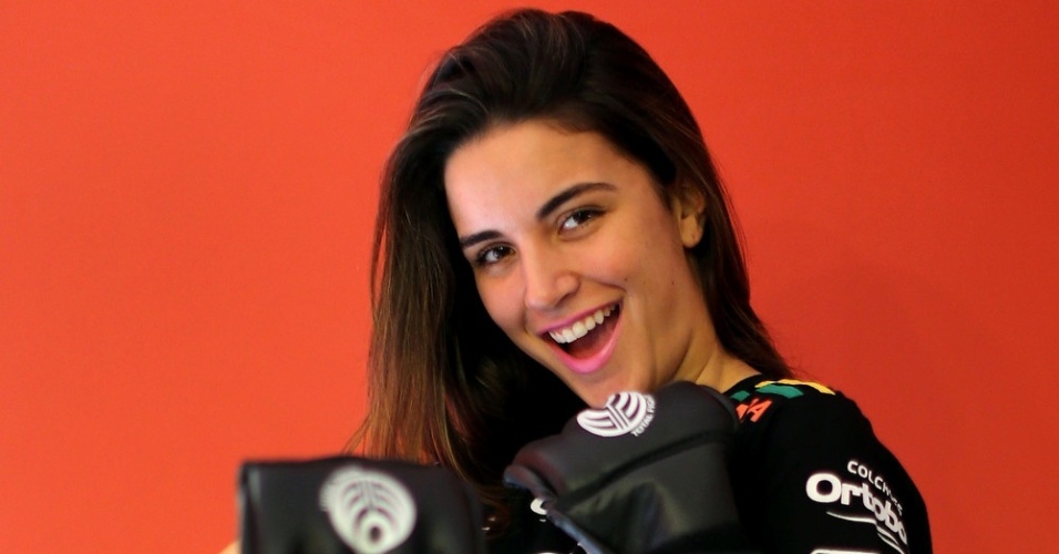 21.dez.2012 - Laisa Portela, ex-BBB, atua como ring girl do Jungle Fight em Porto Alegre