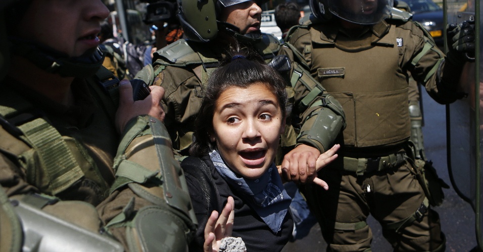 21.dez.2012 - Polícia chilena prende jovem durante novo protesto de estudantes no Chile; movimento pede reforma educacional no país desde 2011
