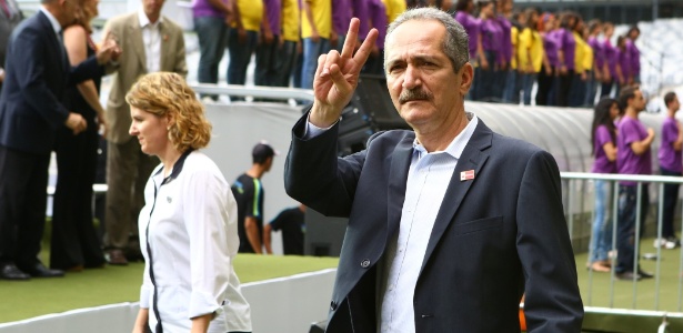 Aldo Rebelo acena em evento de reinauguração do estádio do Mineirão: sobrou até para o clima brasileiro