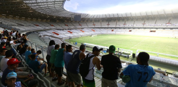 Torcedores ocupam as arquibancadas do Mineirão em visita ao estádio após as obras para a Copa