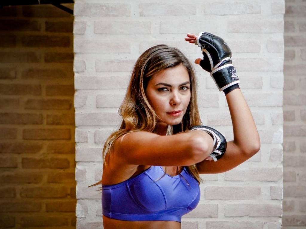 22.dez.2012- Antes de iniciar os golpes com o treinador, Letícia ensaia movimento de cotovelada - Leandro Moraes/UOL