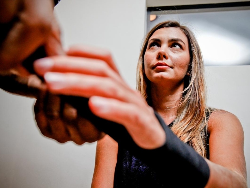 22.dez.2012- Lutador Tiago Alves enfaixa as mãos de Letícia Weirmann antes de iniciar os treinos - Leandro Moraes/UOL