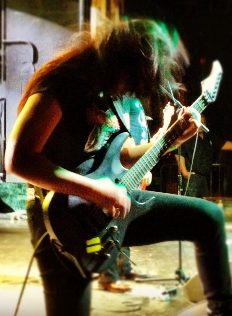 A guitarrista e vocalista Marissa Martinez é a primeira norte-americana transexual do metal. Em 2007, Dan resolveu passar a Marissa, pondo fim a anos de sofrimento e negação que vivia na vida pessoal, que não a permitia ser o que ela chama de "eu mesmo" - Reprodução/Facebook/MarissaMartinez