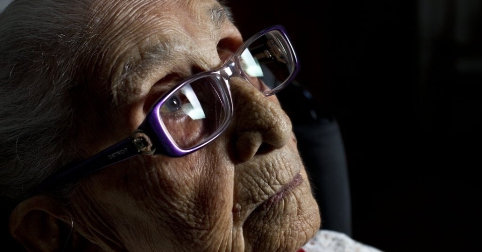 Ago.2012 - Dona Canô,104 anos e prestes a completar 105, fala sobre o filho Caetano em sua casa na capital baiana