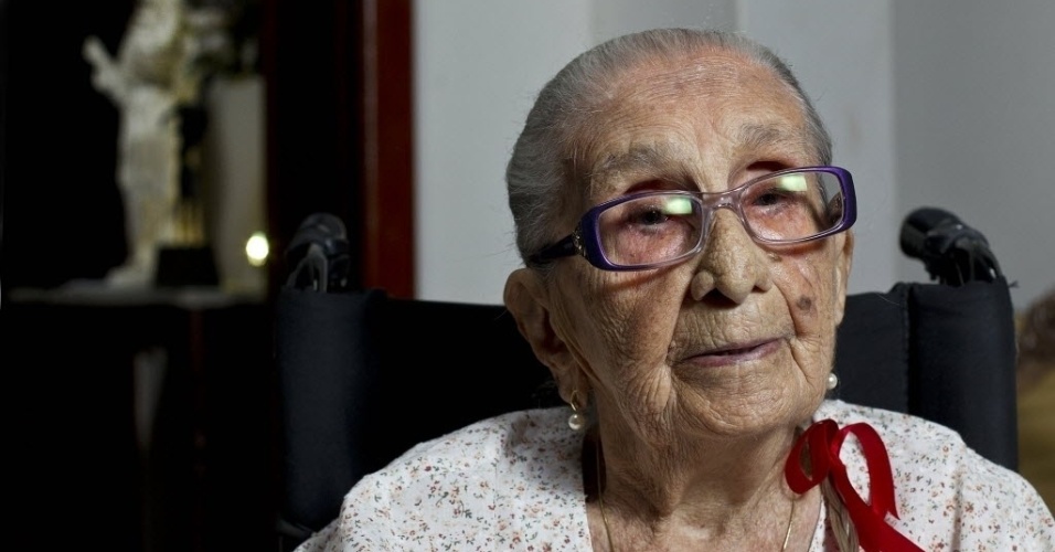 Ago.2012 - Dona Canô,104 anos e prestes a completar 105, fala sobre o filho Caetano em sua casa na capital baiana