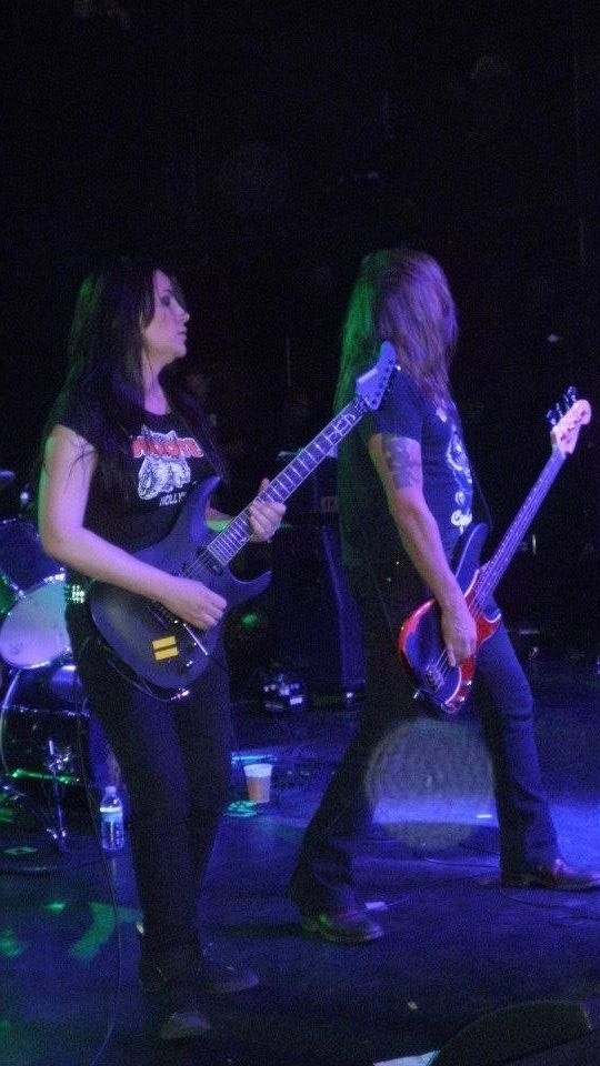 Apesar da "troca de figuras" no palco dos shows da banda, o que menos mudou na vida de Marissa foi no campo da música - Reprodução/Facebook/MarissaMartinez