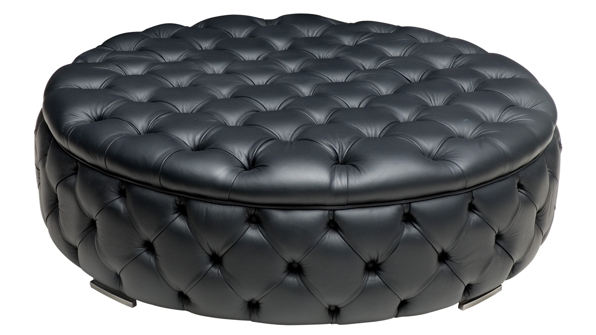 Apesar do revestimento capitonado ser um elemento clássico, aplicar a costura capitonê usando um material como o couro pode deixar a peça com certo ar contemporâneo. É o caso do pufe da Lider Interiores (www.liderinteriores.com.br), desenvolvido pelo designer José Roberto Moreira do Valle - Divulgação