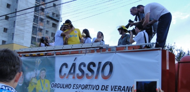 Cássio desfilou em carro de bombeiros entre a Rodoviária e a Praça XV de Novembro - Divulgação