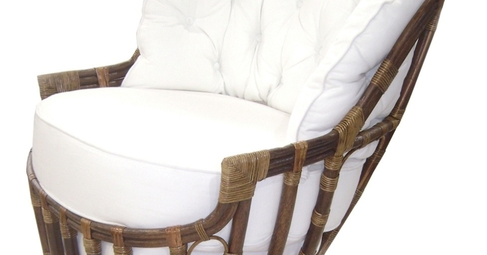 Da Armando Cerello (www.armandocerello.com.br), a poltrona Giratória Tortuga, com estrutura de madeira apuí, possui revestimento capitonado no encosto. Geralmente, neste tipo de acabamento, são colocados botões nas intersecções das costuras como na peça - Divulgação