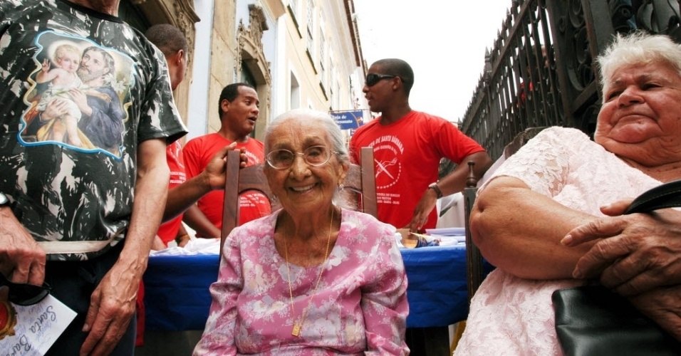 Dez.05 - Dona Canô participa da procissão em homenagem a Santa Bárbara