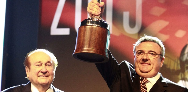 Mário Gobbi, presidente do Corinthians, ergue a taça da Libertadores durante o sorteio - EFE/Andrés Cristaldo