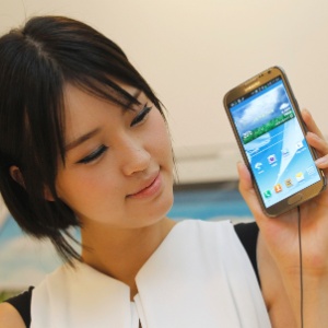 Modelo apresenta o Galaxy Note II, telefone celular da Samsung com (enorme) tela de 5,5 polegadas - Lee Jae-Won - 26.set.2012/Reuters