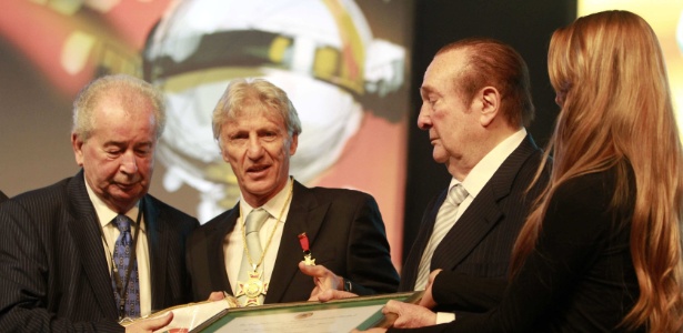 Nicolas Leoz, presidente da Conmebol, entrega homenagem para o ex-jogador argentino José Pekerman (centro)