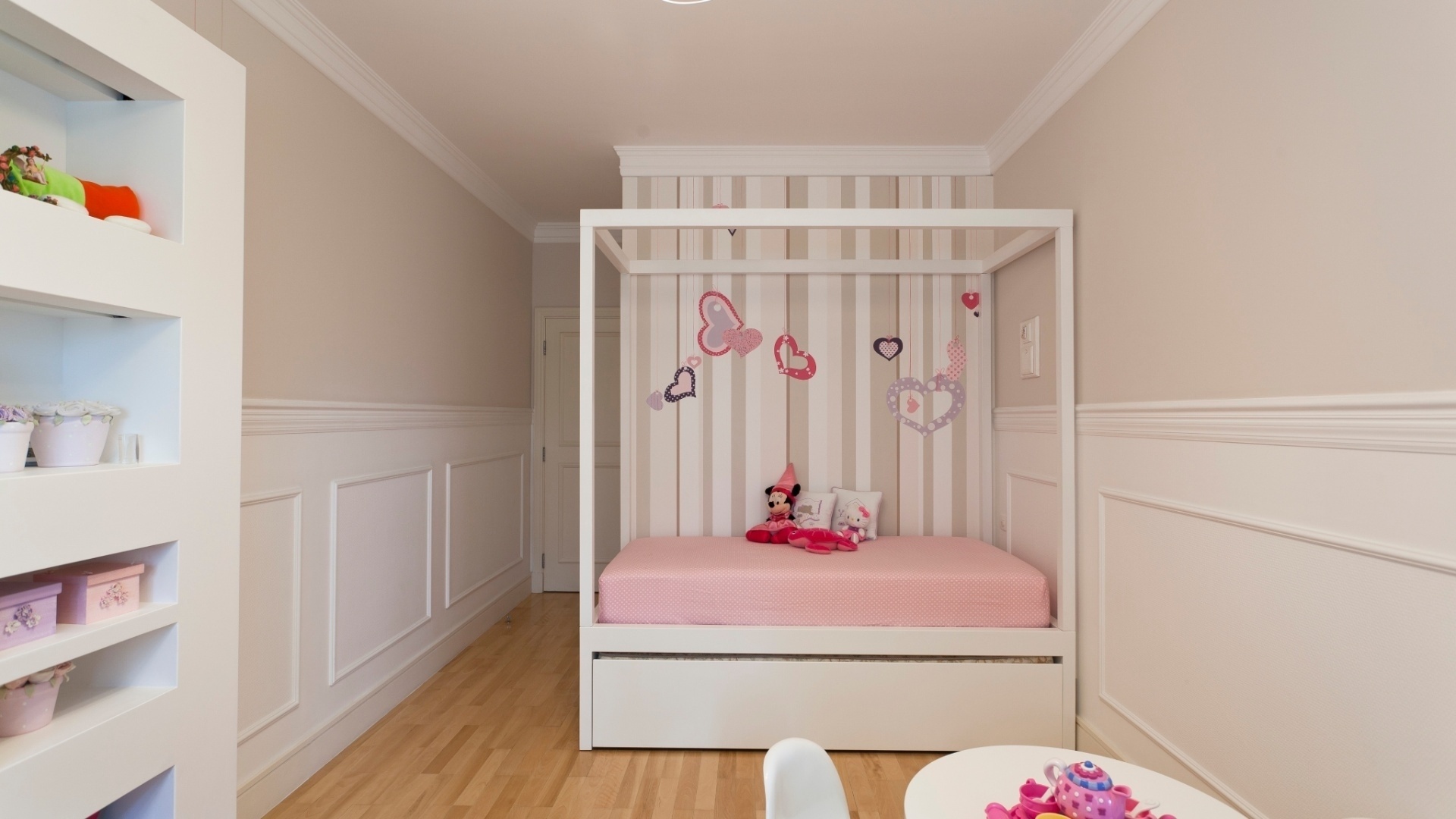 No quarto infantil projetado por Maurício Karam, as boiseries (as molduras nas paredes) e o dossel sobre a cama deixam o ambiente mais romântico e delicado - Sergio Israel/ Divulgação