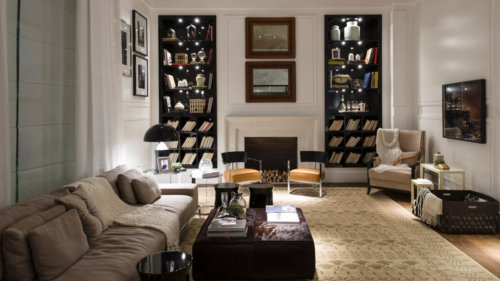 O ambiente clássico criado pela arquiteta Flávia Gerab El Tayar conta com boiseries nas paredes. O espaço no interior das molduras foi preenchido por uma composição de quadros - Kátia Kuwabara/UOL