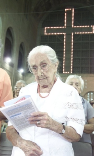 Out.04 - Dona Canô acompanha missa no santuário de Nossa Senhora Aparecida