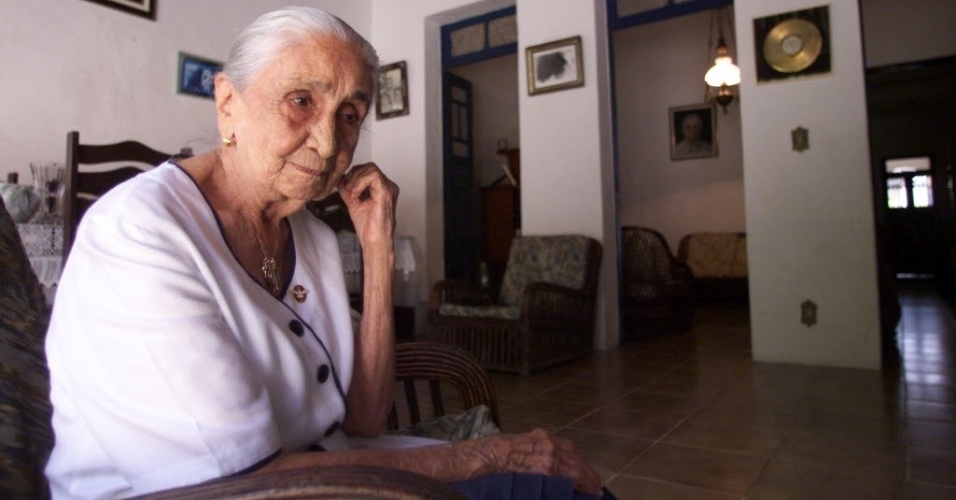 Set.00 - Dona Canô posa para foto em sua casa, na cidade de Santo Amaro